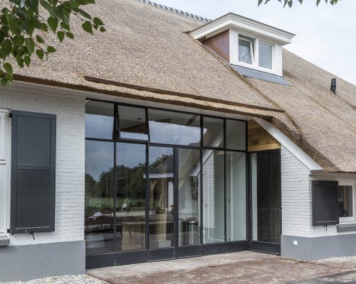 prachtige stalen buitenkozijnen landelijk huis