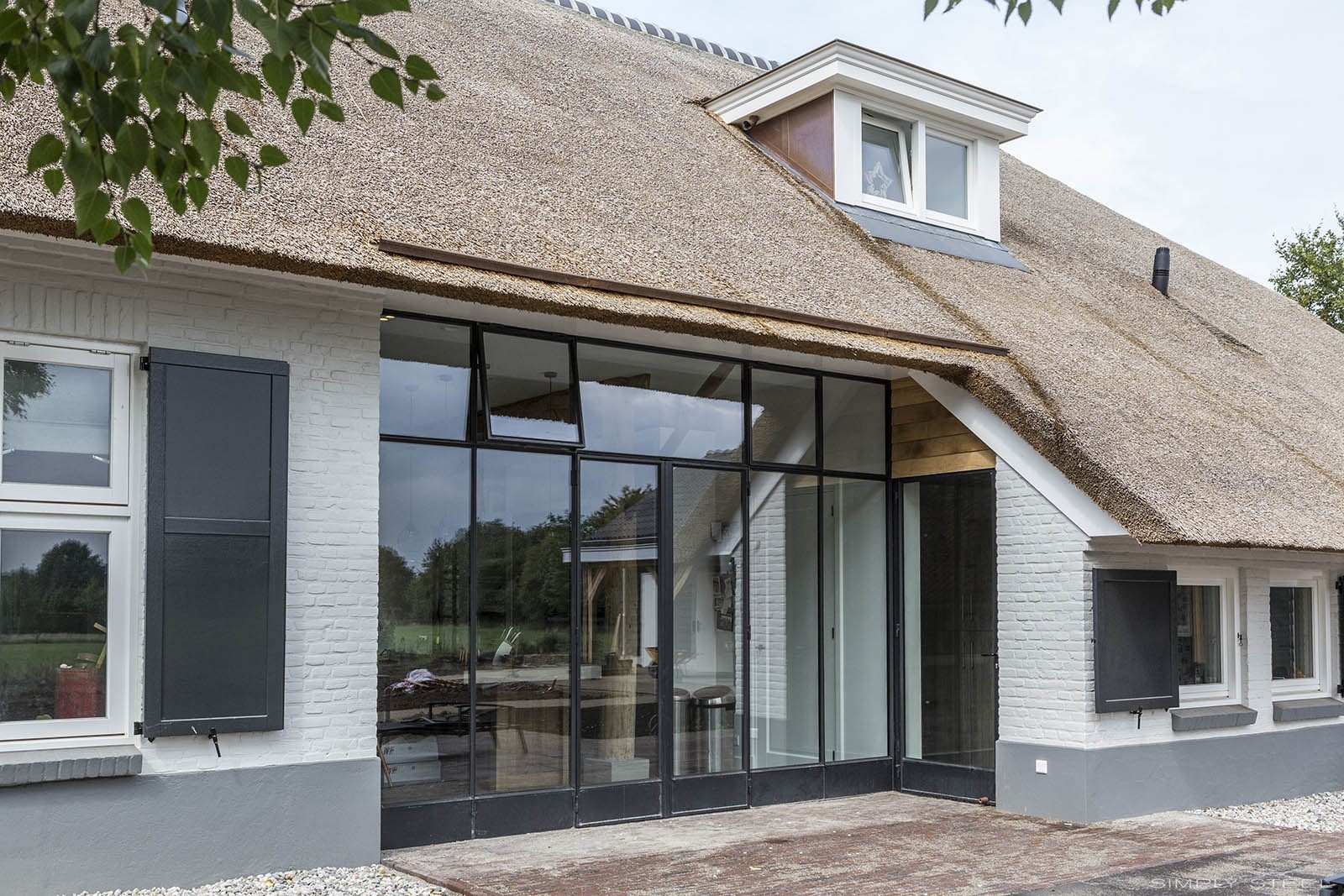 prachtige stalen buitenkozijnen landelijk huis