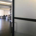 Stalen deur in kantoor interieur