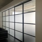 Vast stalen kozijnen met een combinatie van helder glas en melkglas