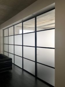 Vast stalen kozijnen met een combinatie van helder glas en melkglas
